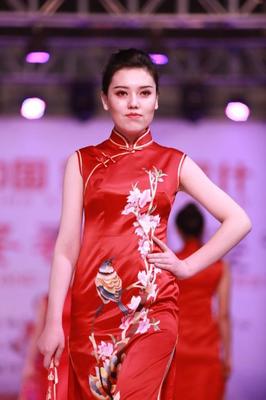 霓裳羽衣舞絲路繁華 盛世歡歌譜時代新篇——2019中國新疆喀什絲路文化冬春服裝節(jié)開幕